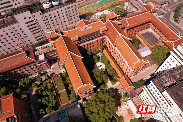 结构的中式建筑,作为湘雅医院的病栋楼终于在长沙北郊的麻园岭竣工