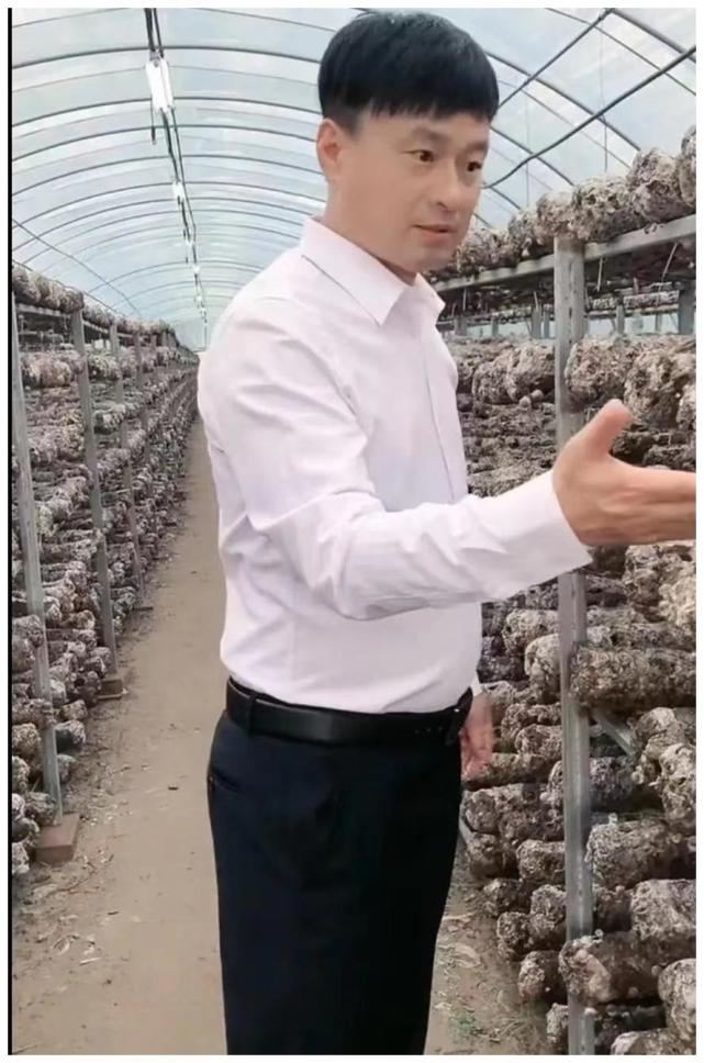 听完王老七对个人身价的介绍,网友们才恍然大悟,原来这些年来,王老七