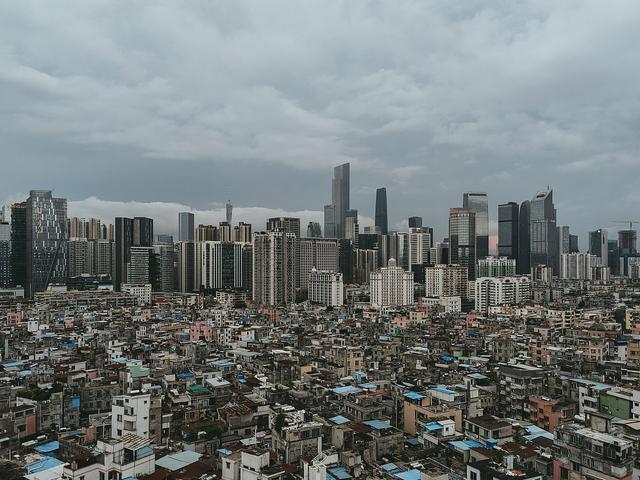 和众多城中村一样,石牌村是一座藏在高楼大厦里的小村庄,在只有四五