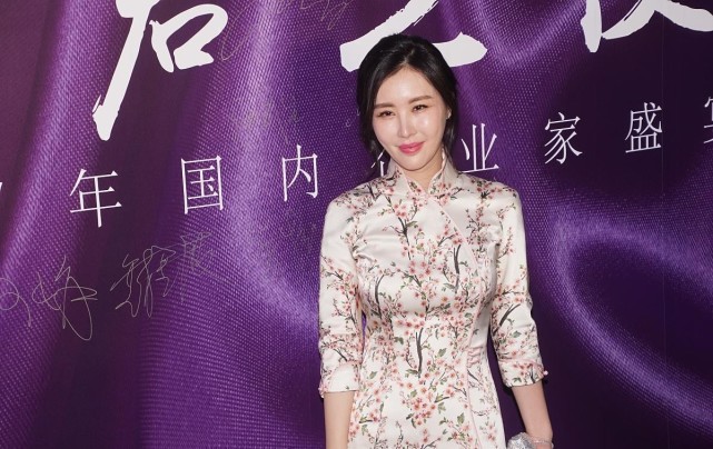 王石妻子美得挺高级的穿旗袍高调秀身材气质优雅又贵气