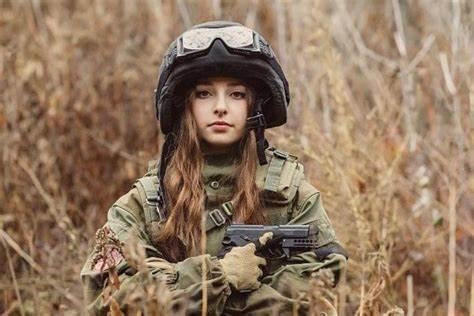 俄28岁漂亮"女兵"走红,被网友误以为是乌克兰人,"太完美了"|埃琳娜·