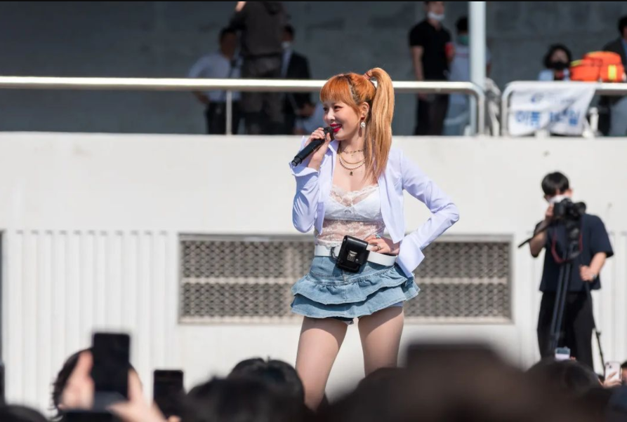 的休闲高跟鞋,整个人显得非常性感,尤其是那非常显现硕大的"南半球"