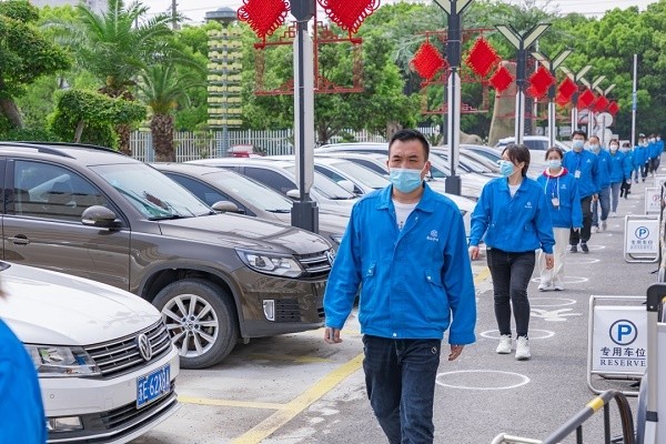 5月1日,崑山滬光汽車電器股份有限公司員工嚴格按照