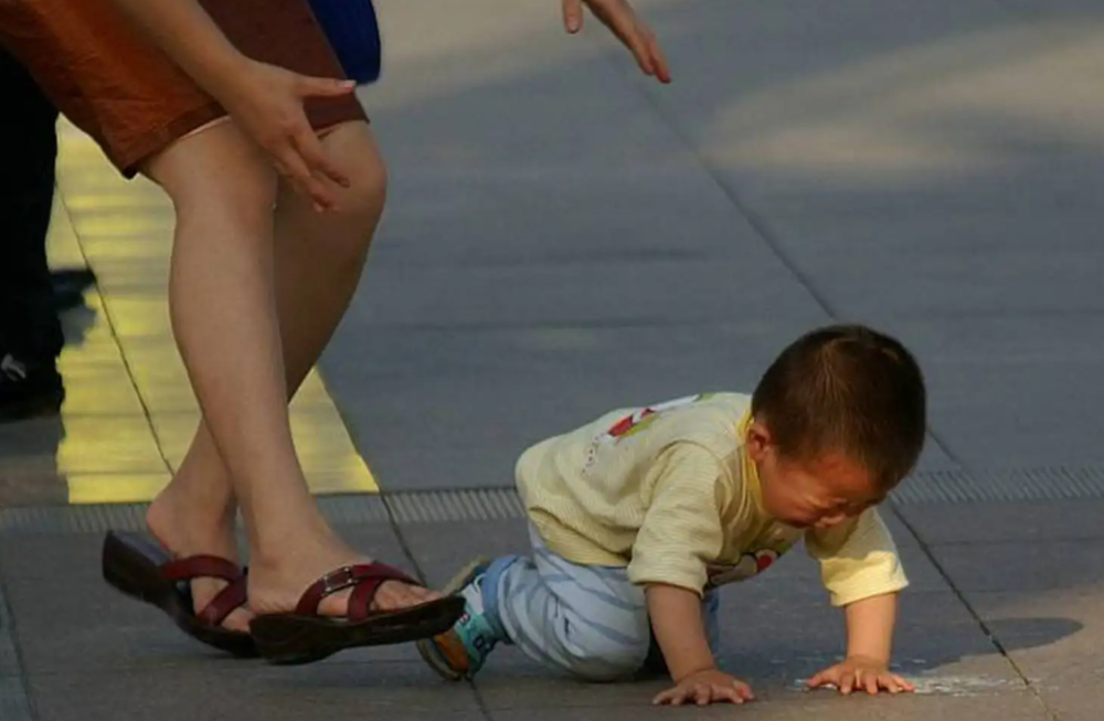 孩子摔倒后妈妈牢记三不要三要别伤了娃