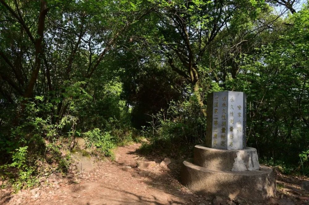 登臨喻家山頂來到鳳飛臺西望遠處是南望山北邊是碧波盪漾的東湖東眺是