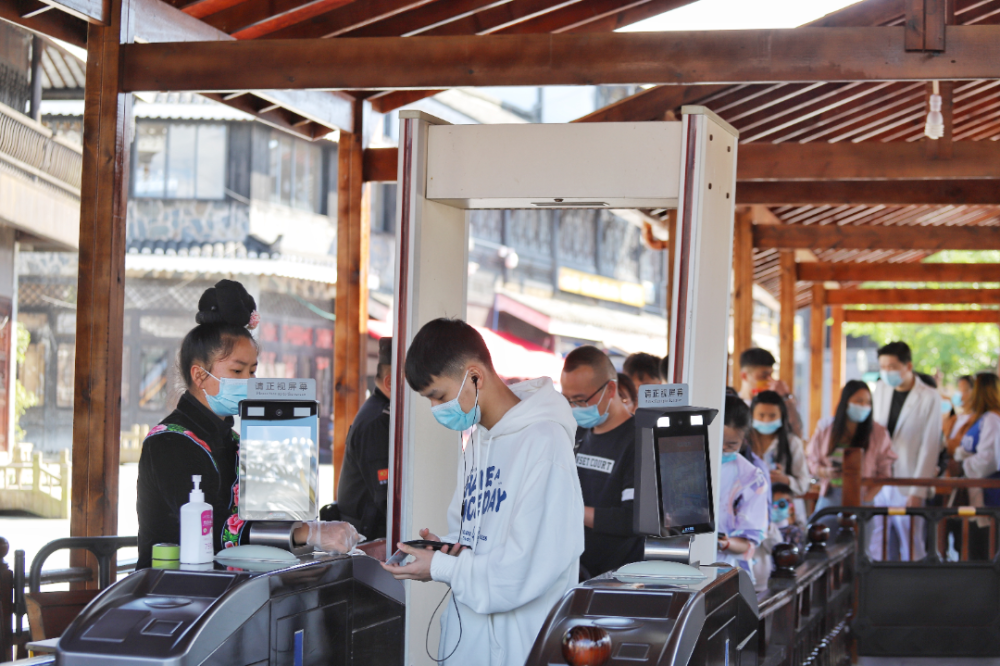 有保障每位游客顺利入园的引导员,检票员,有保持景区环境清洁的保洁