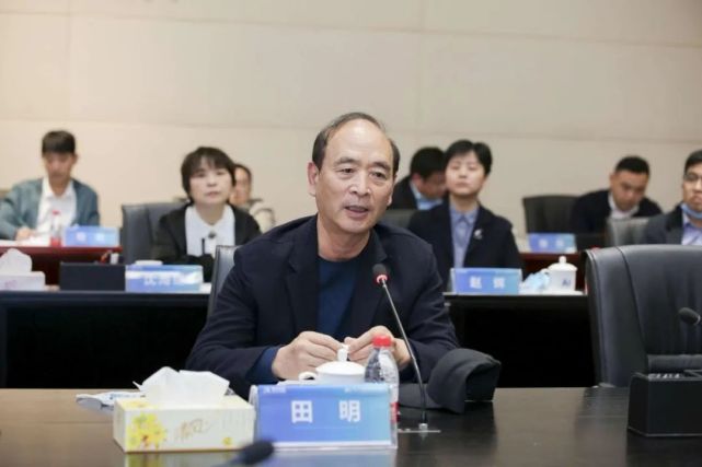 合肥美亚光电技术股份有限公司董事长田明与会企业家们结合自身产业