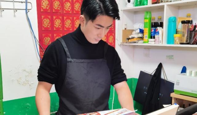 重庆这家火锅店因老板的神仙颜值而走红店里缺一位漂亮老板娘