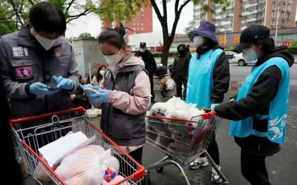 疫情晚报｜上海封控区人数逐渐下降北京多名患者有症状后核酸仍为阴性张岩现任职务