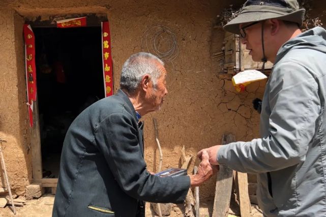 85歲老兩口牛屋做飯,草房頂壞了換成石棉瓦,擔心土房強拆無處住|樺樹