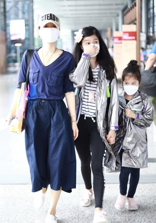 马伊琍走机场被拍,14岁女儿比她还漂亮,跳舞的气质果然不一样!