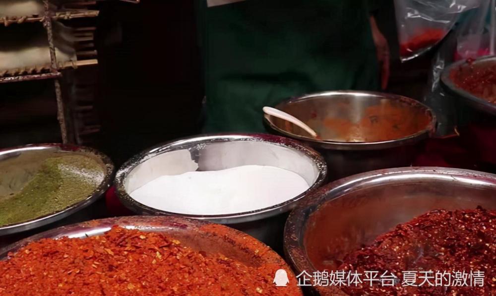 贵州大哥卖发霉小吃,个个长白毛,每年只卖2个月,北方人没见过_腾讯