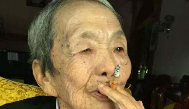 杨金秀缅甸最大女毒枭4岁玩枪抽烟80多年被称女皇帝