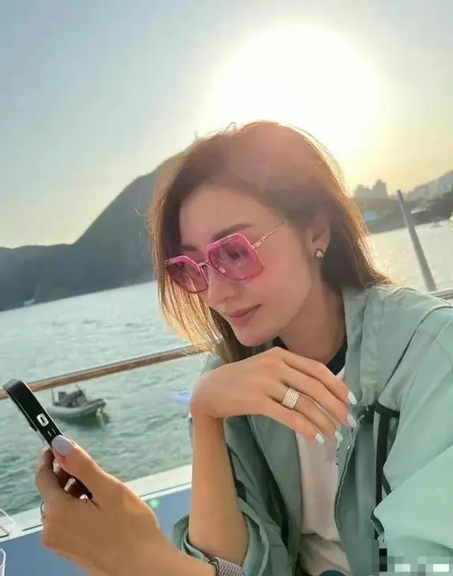 李嘉欣11岁儿子晒母子生活照!深情对视男友力,戴眼镜不随妈真亏