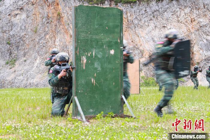 武警六盘水支队野外集中训练磨砺特战精兵