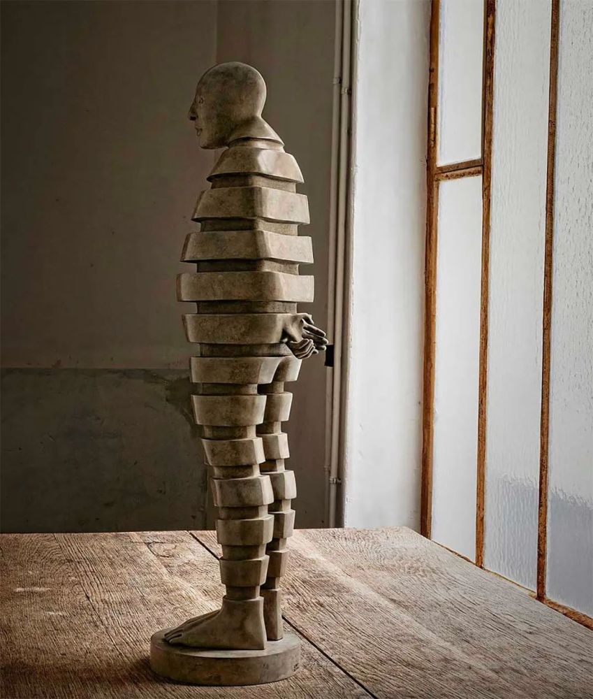 人物被切割成线条浪漫又神秘的超现实雕塑引人深思