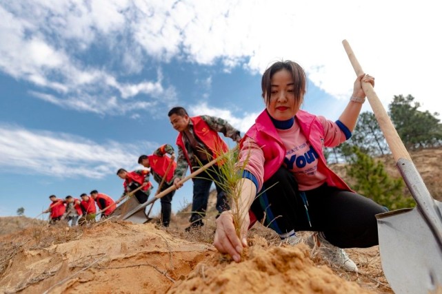 韩俊烜 摄国网九江共青城市供电公司青年志愿服务队为共青城市泽泉乡