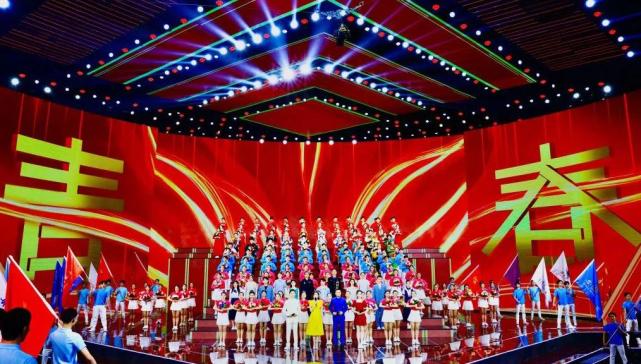 央视五四晚会收视夺冠主持阵容大换血马凡舒再获重用中传学霸美女引