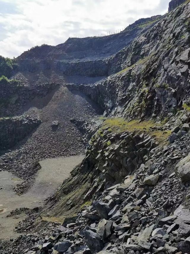 玄武岩矿山,今与昔.