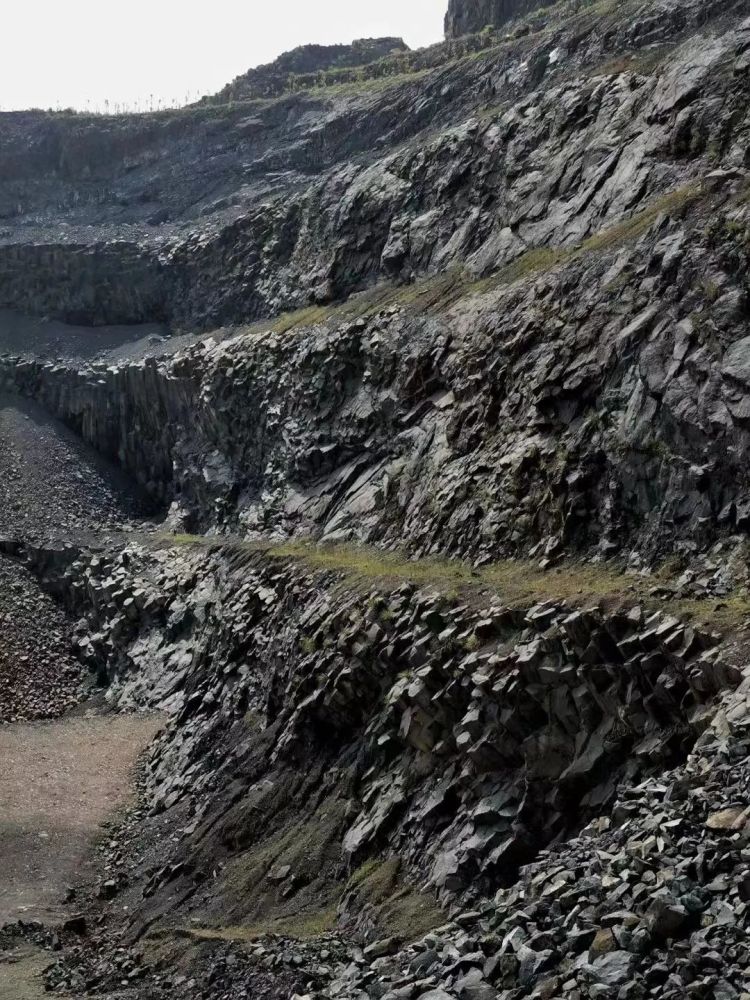 玄武岩矿山今与昔