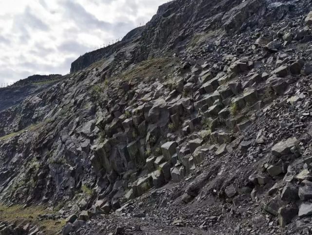 玄武岩矿山,今与昔.