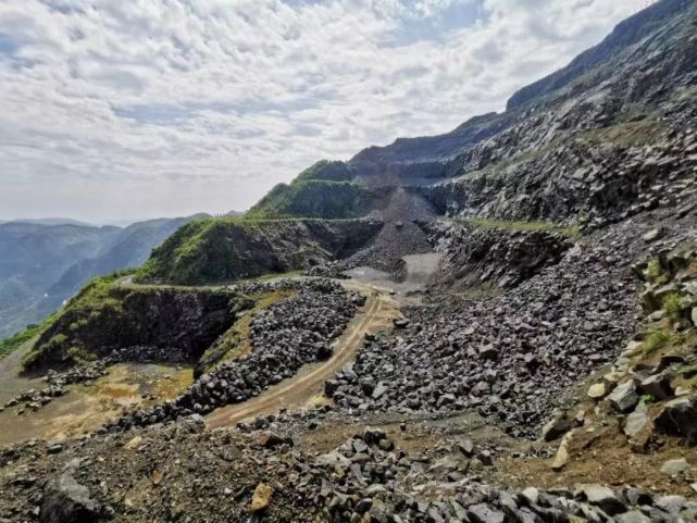 玄武岩矿山,今与昔.