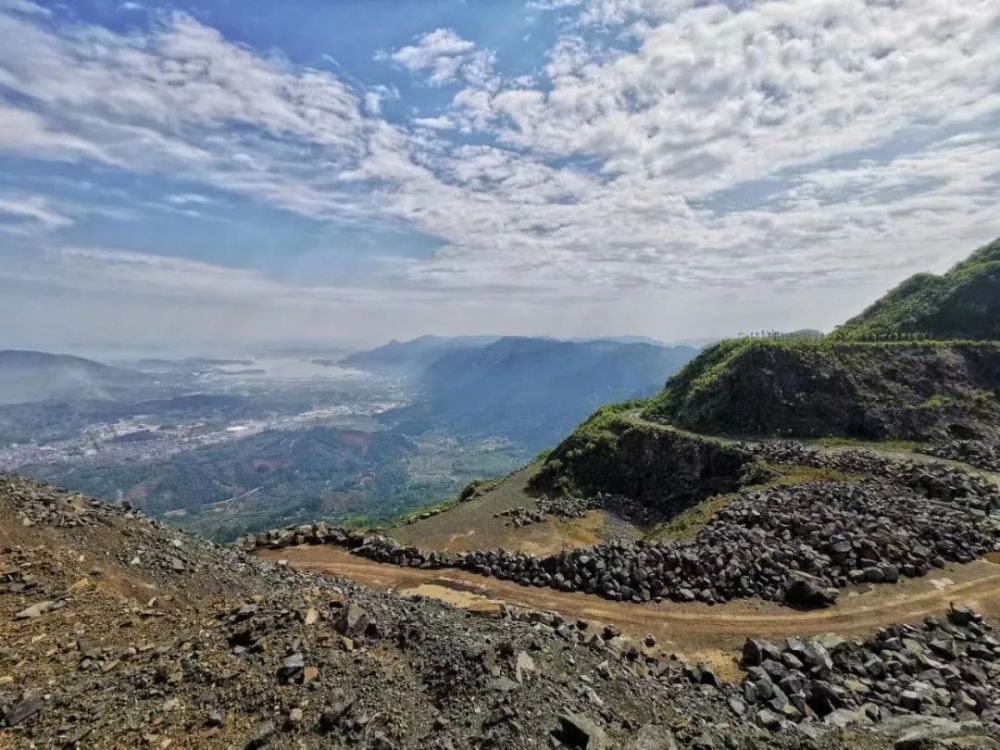 玄武岩矿山今与昔