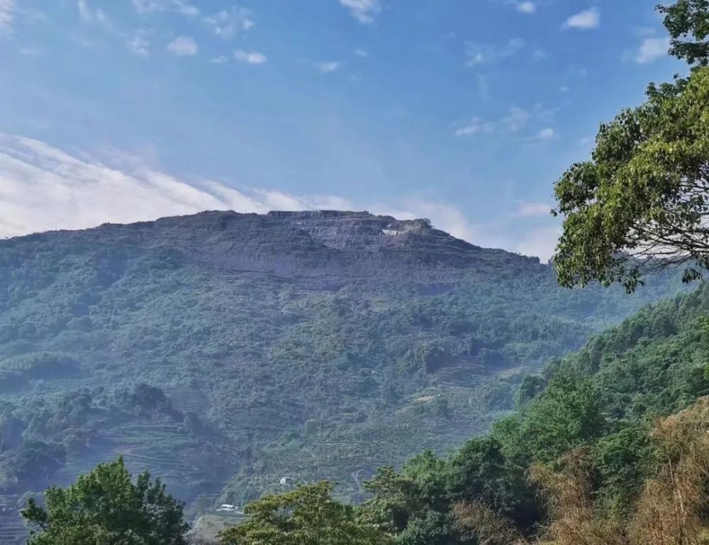 玄武岩矿山今与昔