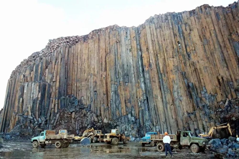 玄武岩矿山今与昔