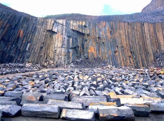 玄武岩矿山今与昔