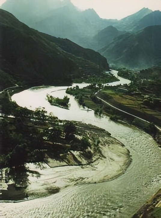 流域内盛行佛教,道教,境内沿白龙江有郎木寺,武都龙华寺,武都通化山普