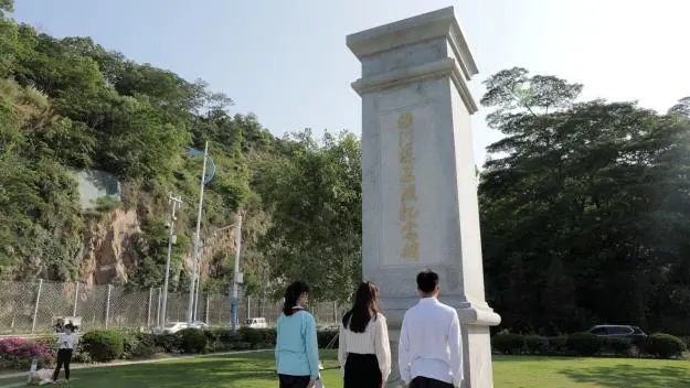 youth day活动中,青年党员,共青团员,少先队员们在横门保卫战纪念碑