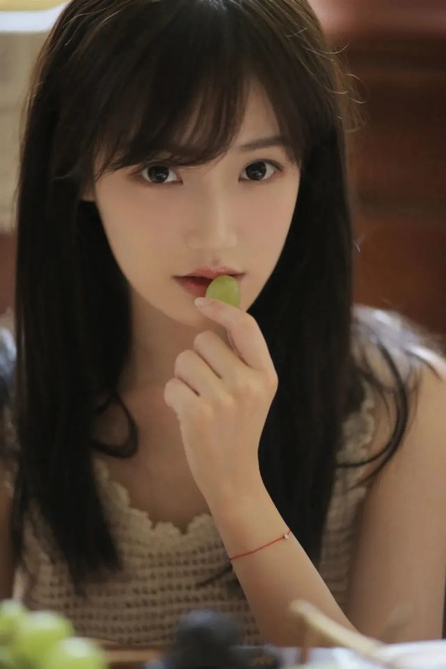 小姐姐温柔可爱,是少女的味道,她纯美的校园风格,格外吸睛