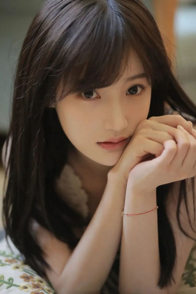 小姐姐温柔可爱,是少女的味道,她纯美的校园风格,格外吸睛