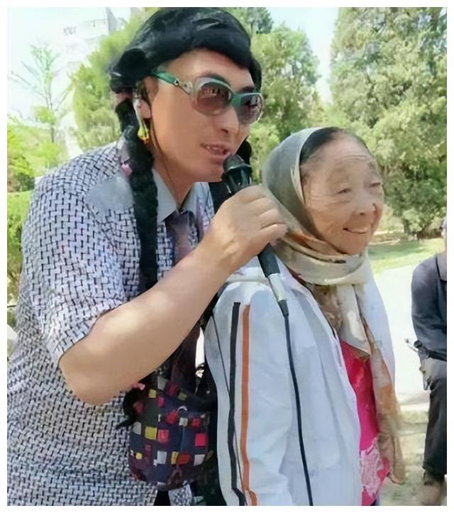 85岁马玉琴去儿子家探望却被安排在路边择菜网友当猴耍