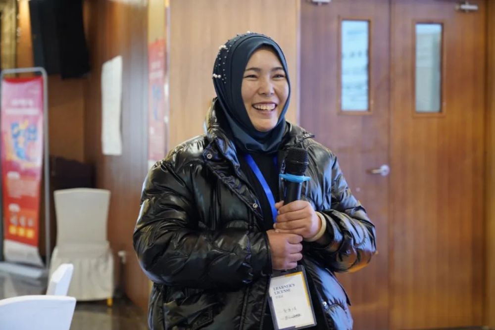 来自甘肃省临夏州积石山县的回族学员郭海力麦在香橙妈妈的课堂上介绍