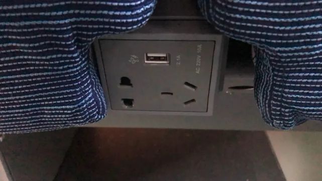 二等座席充电接口部分车型配备了卧铺车厢在每个铺位上都配有独立的