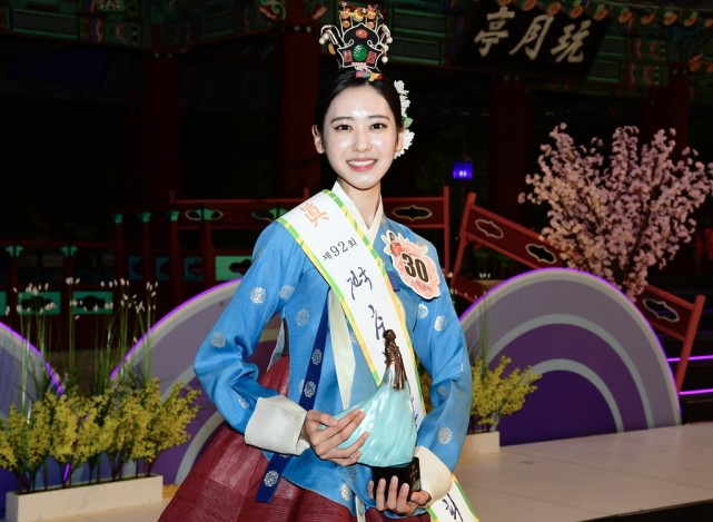 韩国23岁女大学生夺得 传统美人 冠军获奖5万人民币 传统美人 韩国