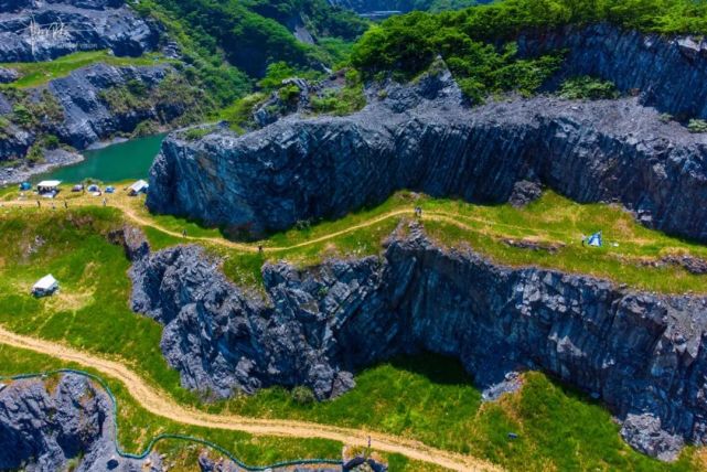 杭州最大最美的矿坑在余杭岑岭村附最详细路线及攻略关键还免费