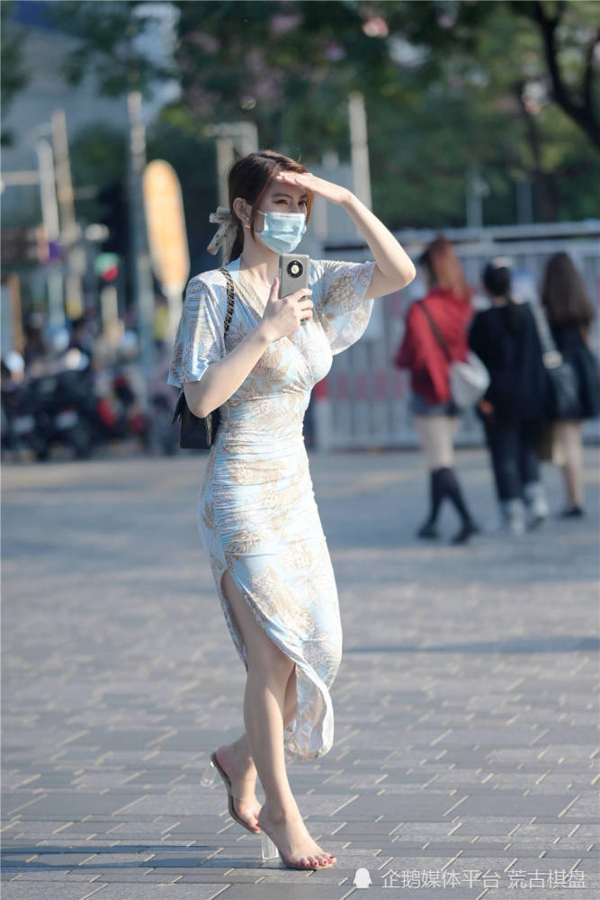 五月份的北京，适合穿着凉鞋逛街，时尚美女会选择高跟款式国有金融机构滥用职权案
