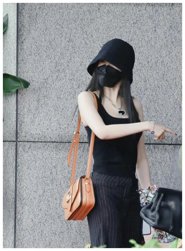 杨幂黑色背心出行,完美身材一览无余_腾讯新闻