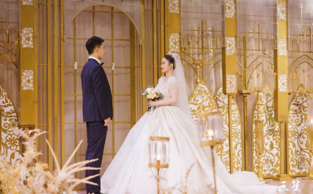 王威的妻子是圈外人,不过她的颜值还是挺高的.