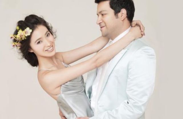 两个人在2004年结婚,婚后龚蓓苾也是把重心放在了家庭,两人的儿子出生