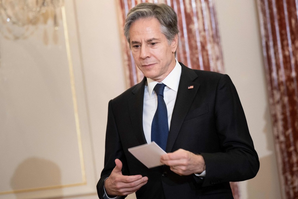 这是5月2日美国国务卿布林肯在华盛顿国务院出席签字仪式的资料照片.