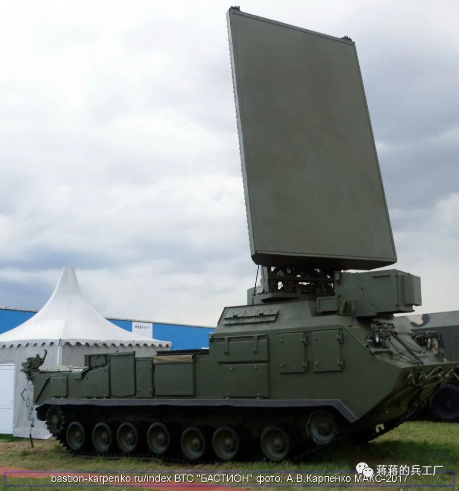 大桥卡住了俄军拖车上的反炮兵利器,1l260反炮兵雷达现身沃罗涅日