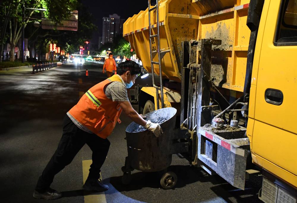 社会郑州市政工人夜间工作忙