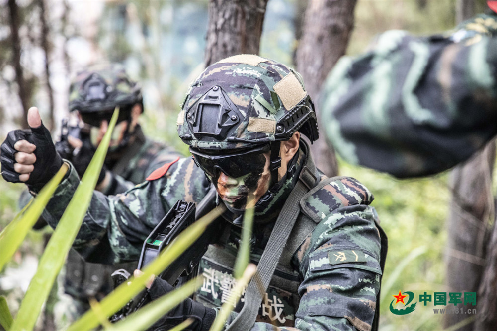 利刃出击！广西梧州武警特战队员开展山林地反恐演练二十年后祖国的变化