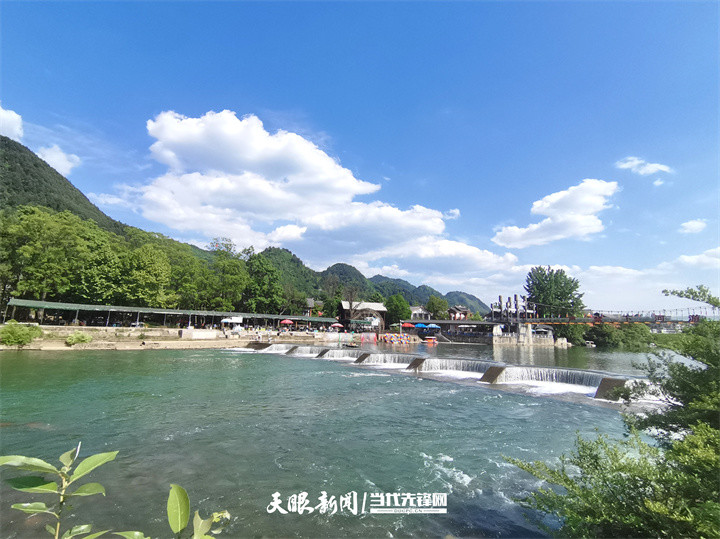 今年"五一"假期,随着气温回暖,在黔南州贵定县"金海雪山"景区内,尽管