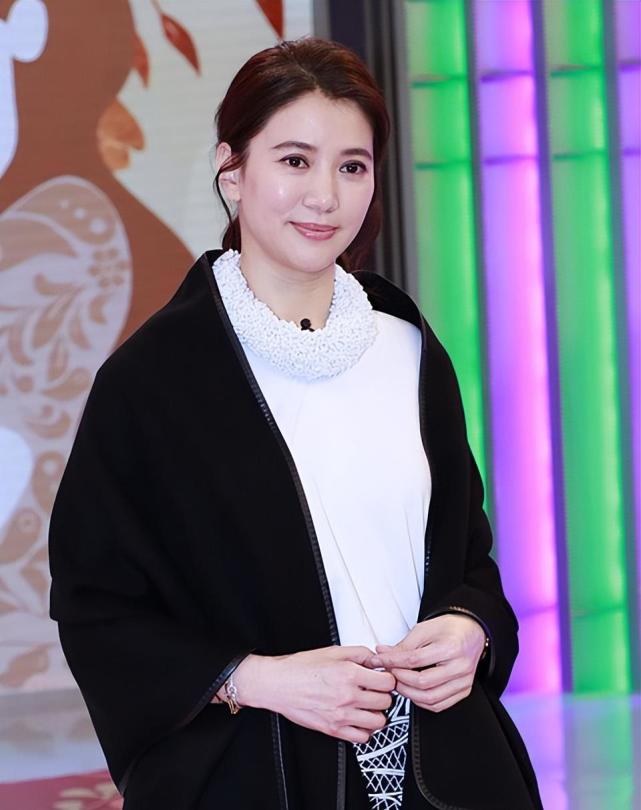 袁咏仪出生在香港,祖籍则在广东,1990年获得香港小姐冠军,从而进入