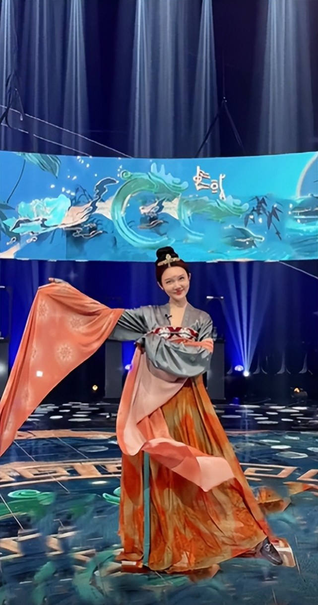 穿裙子炫长腿小蛮腰,坐石凳上看书好惬意|龙洋|央视|旗袍